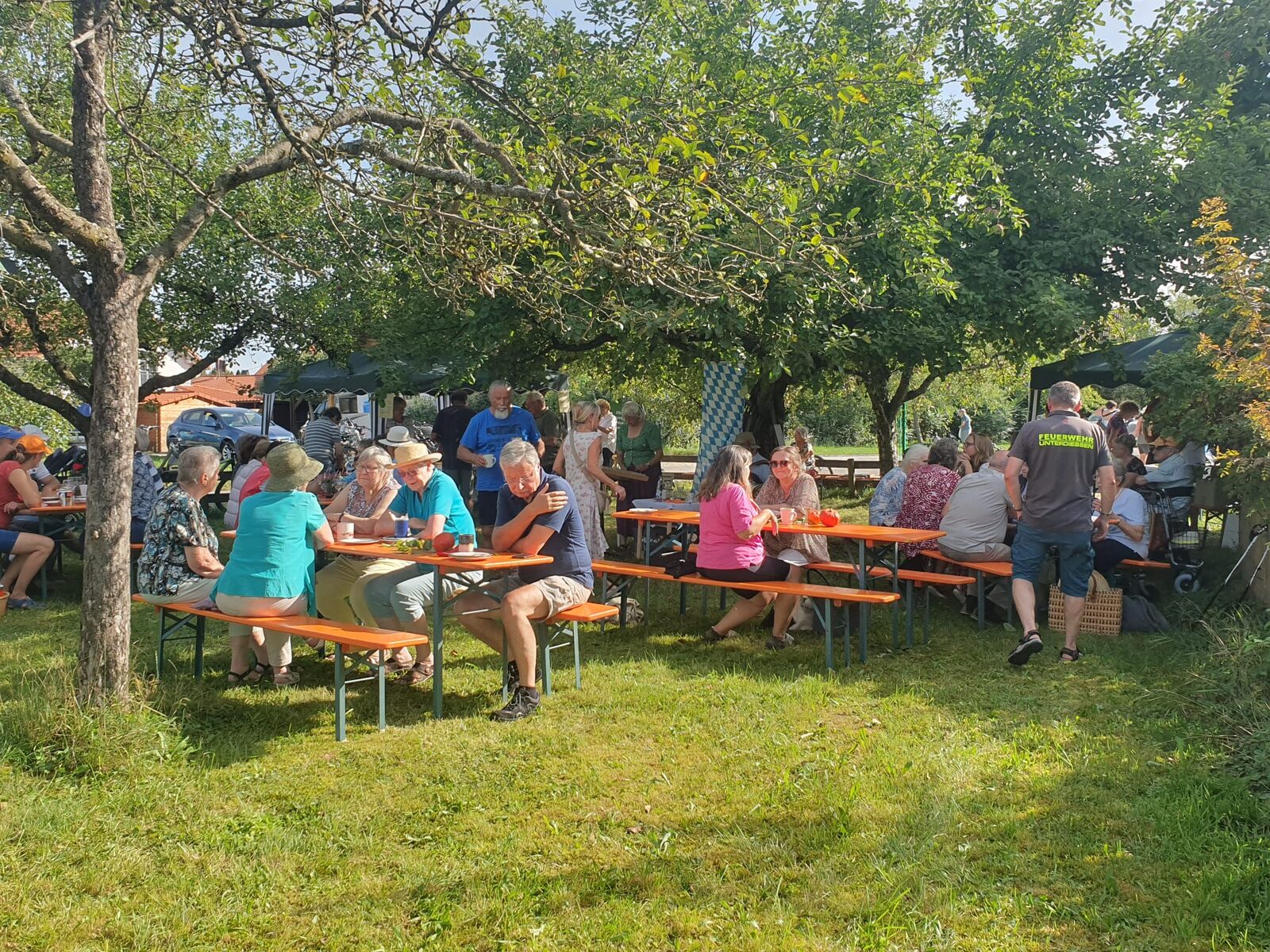 Apfelgarten mit Bierbänken
